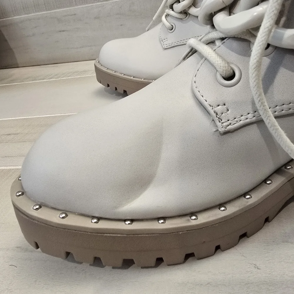 {7} Dolce Vita Osten Chainlink Chunky Boot Off White *slight flaw shown in pics*